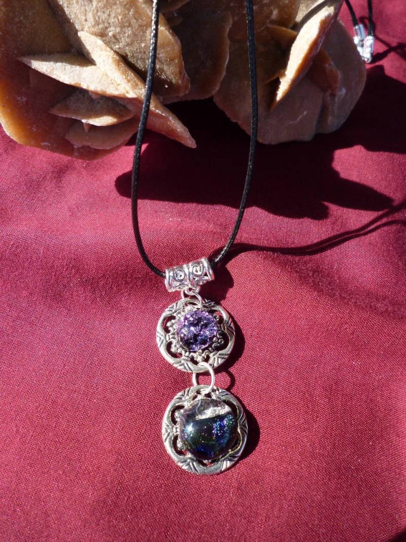 Halskette Anhänger Glas Cabochon Dichroique Unterstützt Wasserzeichen Auf Silber Metall Halskette Anhänger Glas Cabochon Dichroique Unterstützt Wasserzeichen Auf Silber Metall von Originelstore