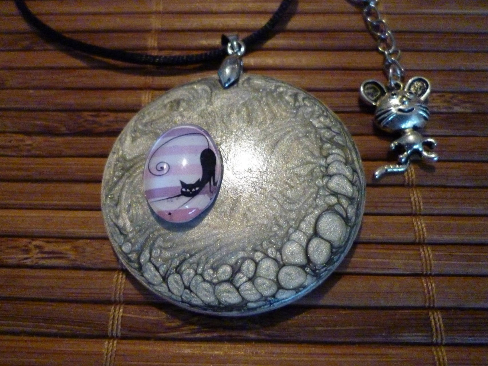 Halskette Anhänger Medaillon Lackiertem Holz Hat Die Hand Und Seine Wirkung Katze Lupe Cabochon Halskette Anhänger Medaillon Lackiertem Holz Hat Die Hand Und Seine Wirkung Katze Lupe Cabochon von Originelstore