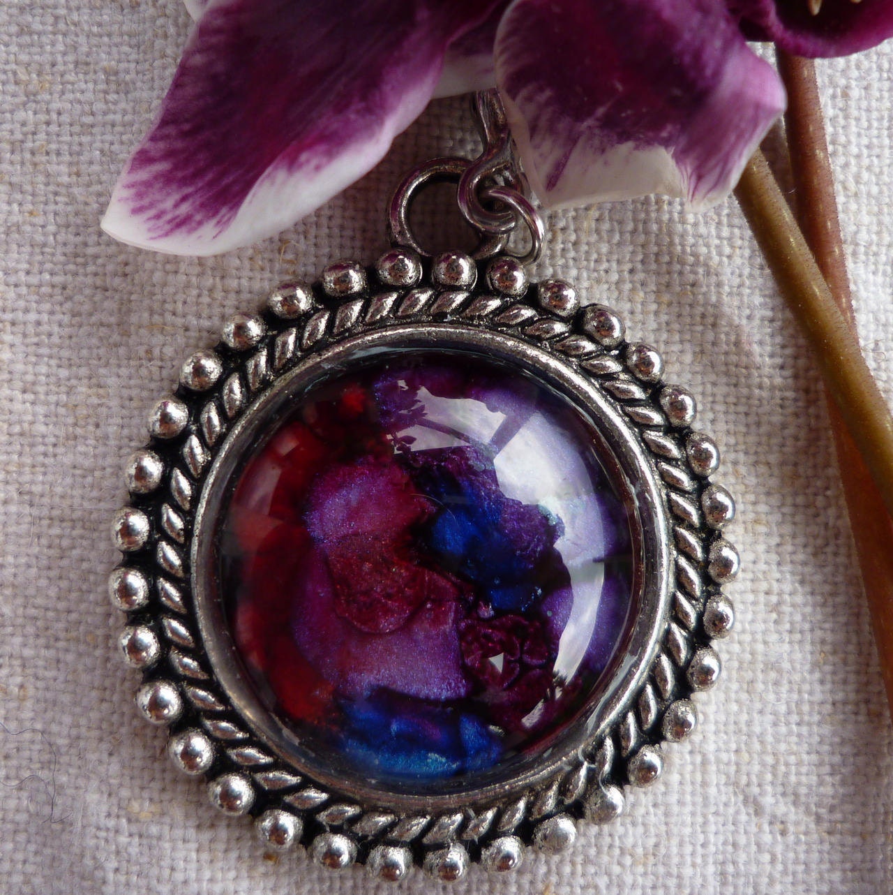 Handbemalte Handbemalte Glas Cabochon Halskette Mit Einer Lupe Handbemalte Handbemalte Glas Cabochon Halskette Mit Einer Lupe von Originelstore