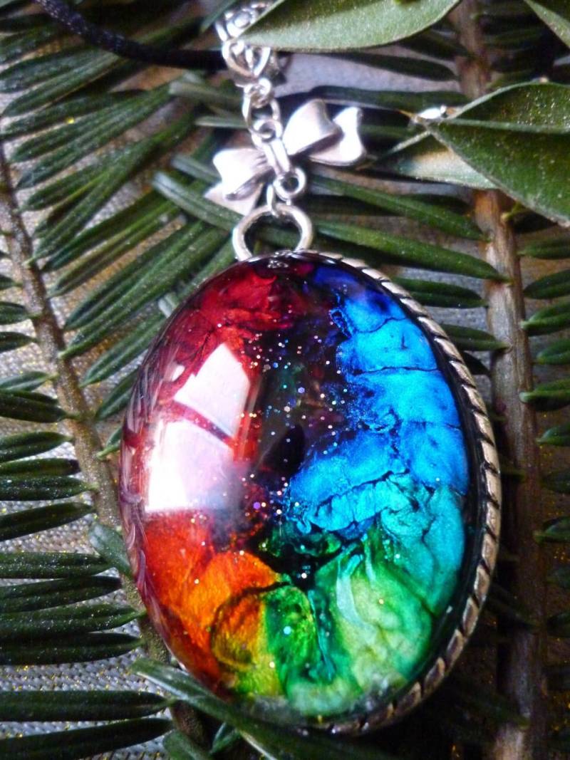 Handbemalte Und Glitzernde "Regenbogen" Glas-Effekt Glas Halskette Auf Silber Unterstützung Handbemalte Und Glitzernde "Regenbogen" Glas-Effekt Glas Halskette Auf Silber Unterstützung von Originelstore