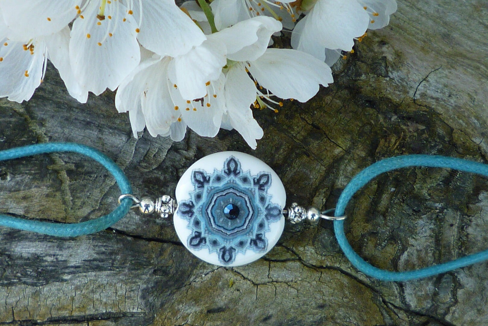 Illustrierte Craft Porzellan Rosette Armband Silber Perlen Und Strass Illustrierte Craft Porzellan Rosette Armband Silber Perlen Und Strass von Originelstore