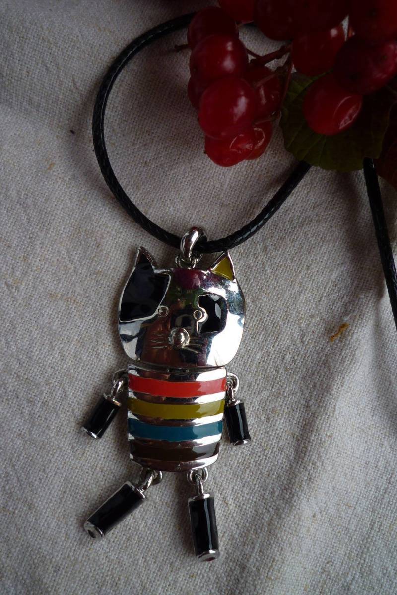 Katze Artikuliert Silber - Und Bunte Halskette Aus Metall Katze Artikuliert Silber - Und Bunte Halskette Aus Metall von Originelstore
