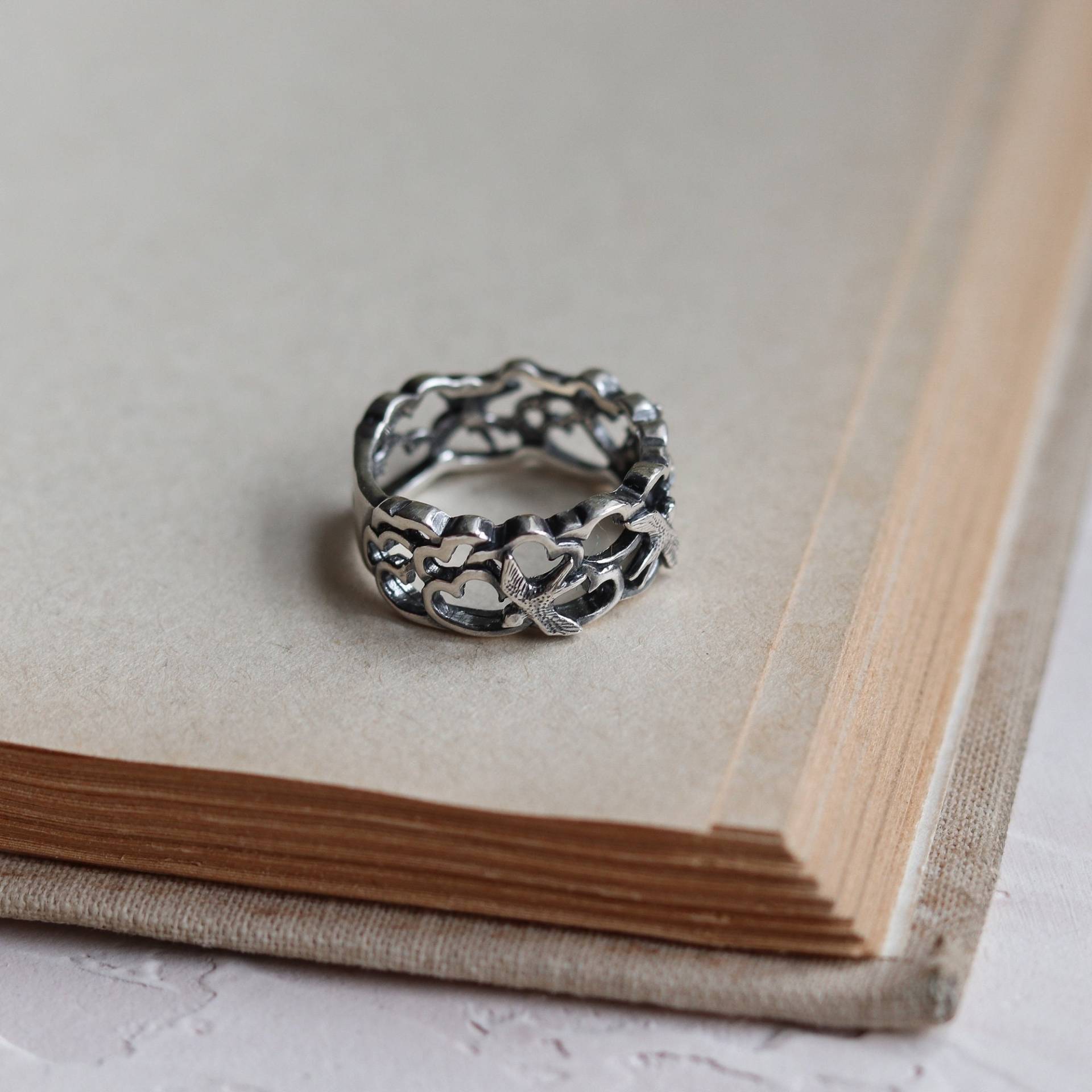 Fliegende Schwalben Ring, Sterling Silber, Oringo Bedeutungsvoller Schmuck, Hergestellt in Charkiw, Ukraine Fliegende Schwalben Ring, Sterling Silber, Oringo Bedeutungsvoller Schmuck, Hergestellt in Charkiw, Ukraine von OringoWorld