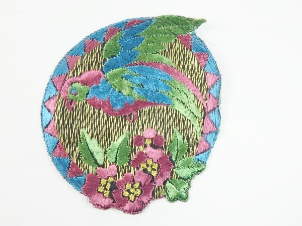 Antike Applikationen Vintage Seide Grün Blau Rot Vogel Patch Stickerei Applikation Patches Antik Antike 1935 Nr 1 Antike Applikationen Vintage Seide Grün Blau Rot Vogel Patch Stickerei Applikation Patches Antik Antike 1935 Nr 1 von OrinsTreasureChest