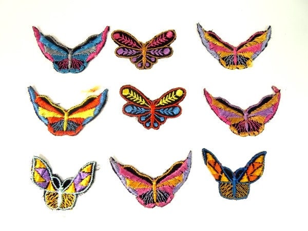 Seide Schwarz Mini Regenbogen Schmetterling Patches Stickerei Applikation Antike Patch 1935 Nr. 1 von OrinsTreasureChest