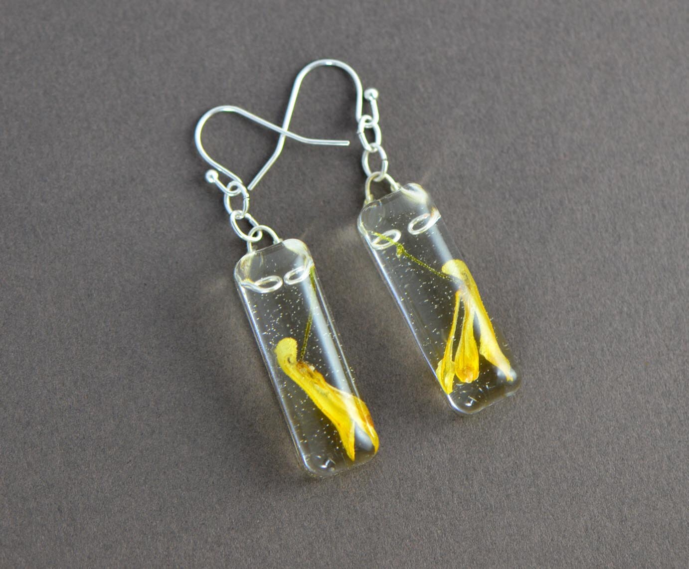Gepresste Wildklee-Ohrringe Gelbe Blumen-Harz-Ohrringe Gepresste Wildklee-Ohrringe Gelbe Blumen-Harz-Ohrringe von OrioleStudio