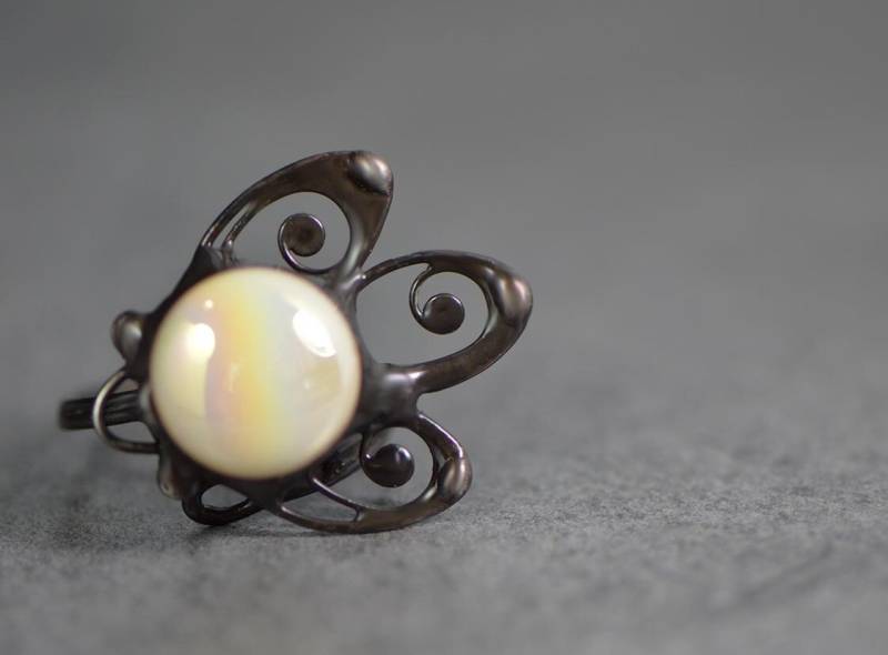 Handgemachter Glasmalerei-Ring Irisierende Perle Einstellbar Statement Schmuck von OrioleStudio