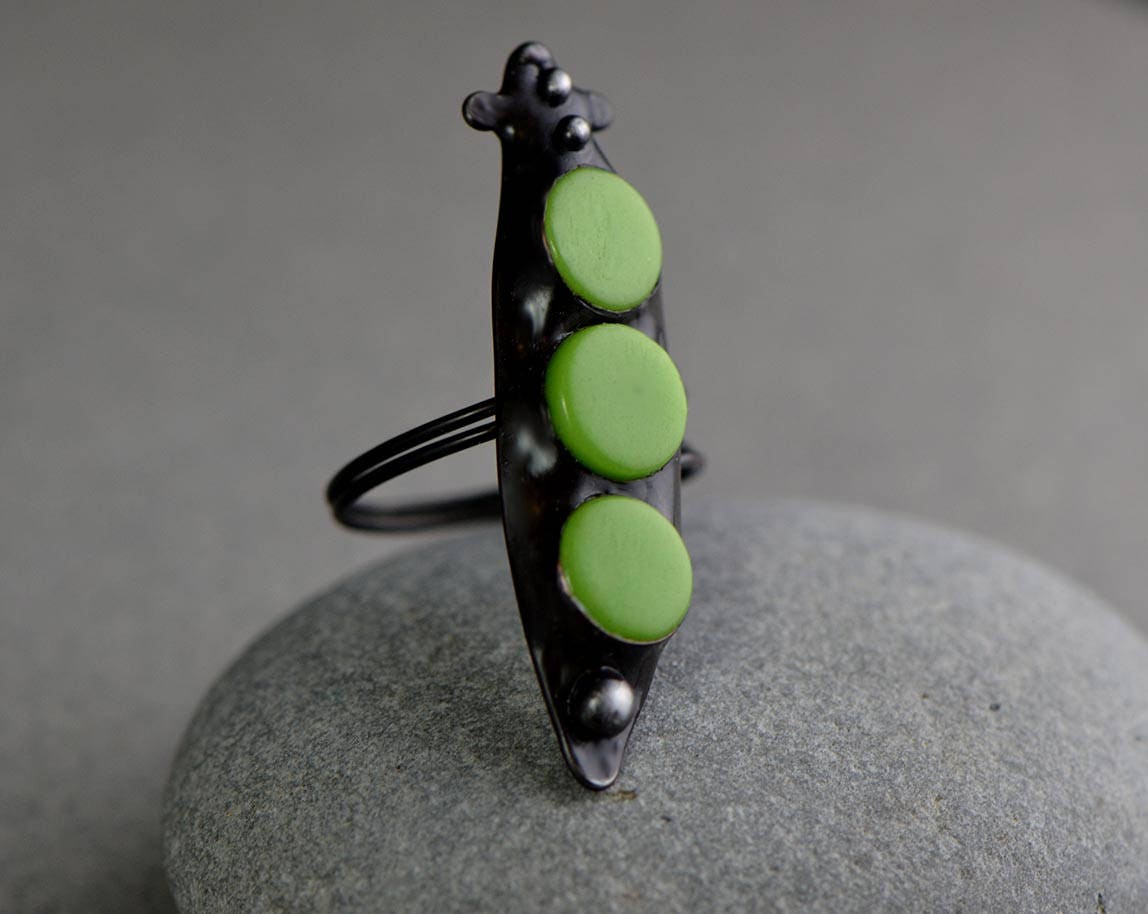 stained Glass Peapod Ring Handgefertigter Naturschmuck stained Glass Peapod Ring Handgefertigter Naturschmuck von OrioleStudio