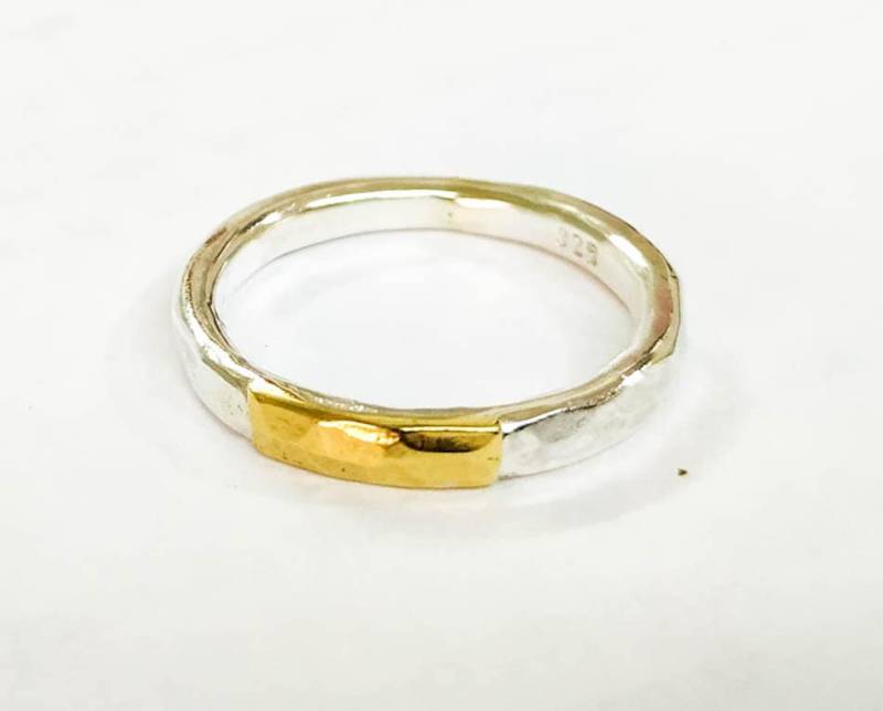 925 Sterling Silber Stapelbarer Gehämmerter Bandring Für Jubiläumsgeschenk/Band Mit 22K Gelbem Handgemachtem Goldring von OritNaar