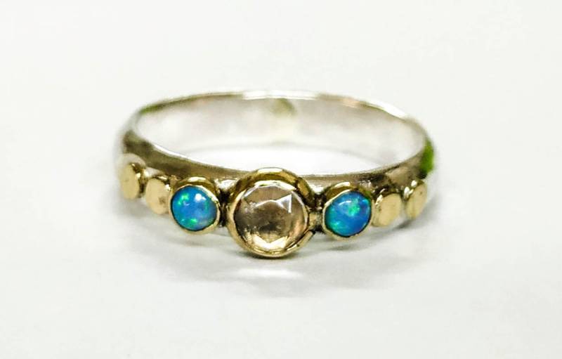 Blauer Opal Multistein-Edelsteinring, Stapelbarer Gold - Und Silbersterlingring, Natürlicher Opalring, Solitaire Versprechensring Personalisierte von OritNaar