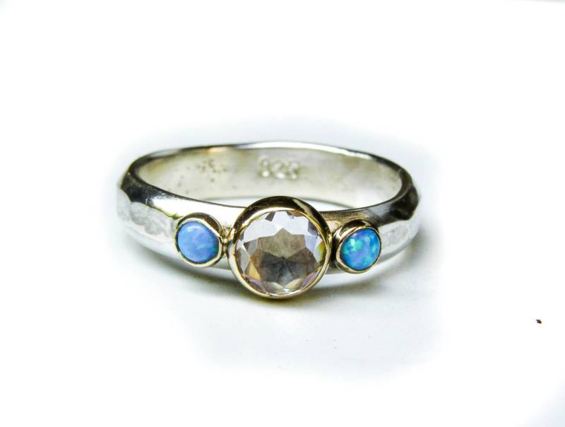 Blauer Opal-Verlobungsring/Verlobungsring Aus Gold Und Silber Edelsteinring Mit Mehreren Steinen Handgefertigter Schmuck von OritNaar