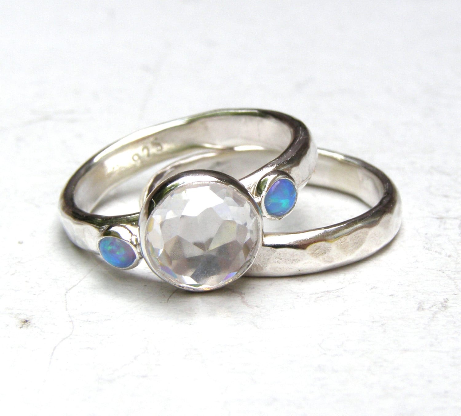 Blaues Opal Brautset, Stapelbare Ringe Mit Geburtsstein Und Weißem Topas Stein. Ehering Für Sie von OritNaar