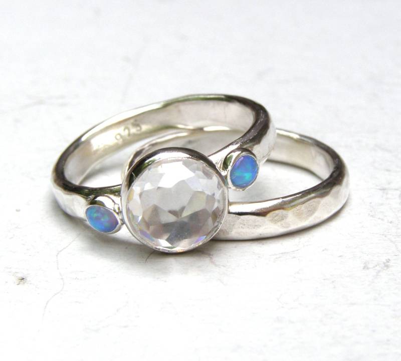 Blauer Opal Braut Set, Stapelbare Ringe Mit Geburtsstein Und Weißem Topasstein. Ehering Für Sie von OritNaar