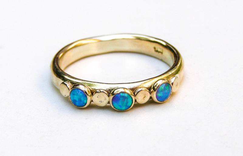 Blou Opal Ring/14K Gelbgold Stapelbarer Massiv Goldring Handgemachter Blauer Verlobungsring von OritNaar