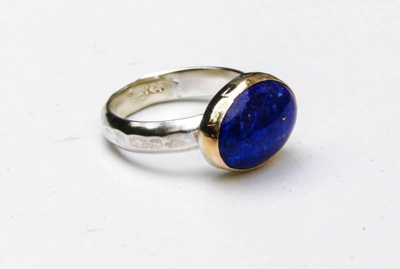 Lapislazuli Handgemachter Statementring, Solides Gold Und Silberne Sterlingbänder Versprechensring Für Sie von OritNaar