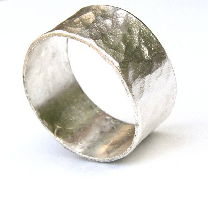 Silber Ehering 10mm, 925 Sterling Ring, Umweltfreundlicher Handgemachter Ehering, Gehämmerter Silberring, Herren Ehering von OritNaar