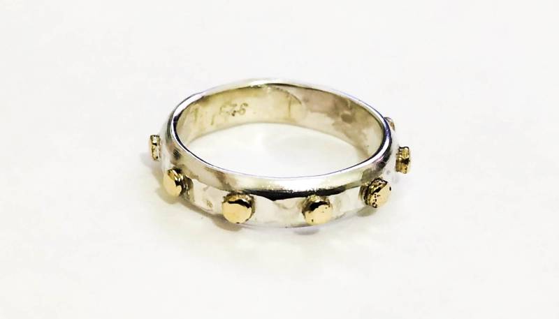 Massiver Goldring Und Silberring Mit Schönen 14K Goldpunkten, Auf Bestellung Gefertigt, Stapelring Für Frauen, Eheringe Set von OritNaar