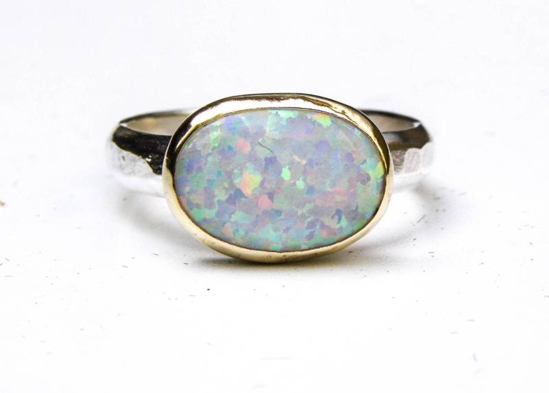 Weißer Opal Ring/Silber Sterling Bandring Mit Solitaire Oval Weißem Stein Gold Und Silberring Handgefertigter von OritNaar