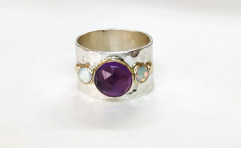 statement Ring Mit Lila Amethyst - Gold Und Silber Multi-stein-Edelsteinring Gehämmertes Band, Jubiläumsring von OritNaar