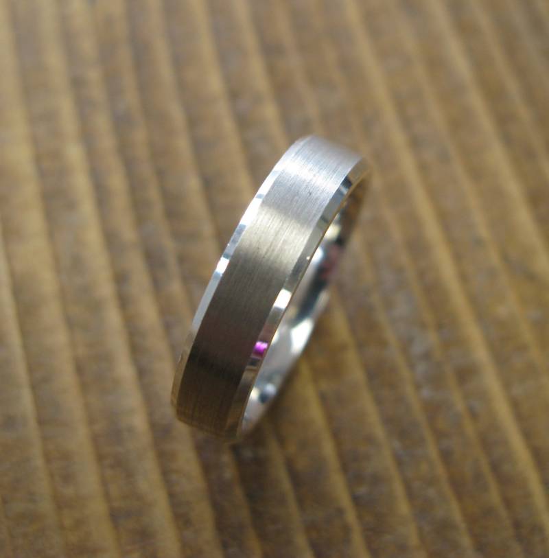 Abgeschrägte Kante Herren Ehering - 5 Mm Band Gebürstet Finish von OrlaJamesStudio