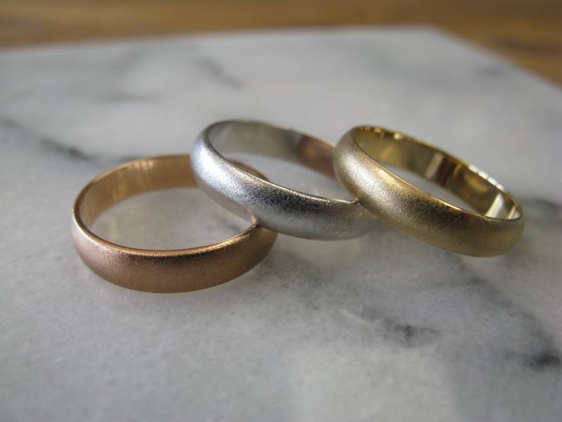 Seine Und Ihre Eheringe - Passende Ringe Gold Ehering Herren Damen Strukturierte Mattierte Oberfläche von OrlaJamesStudio
