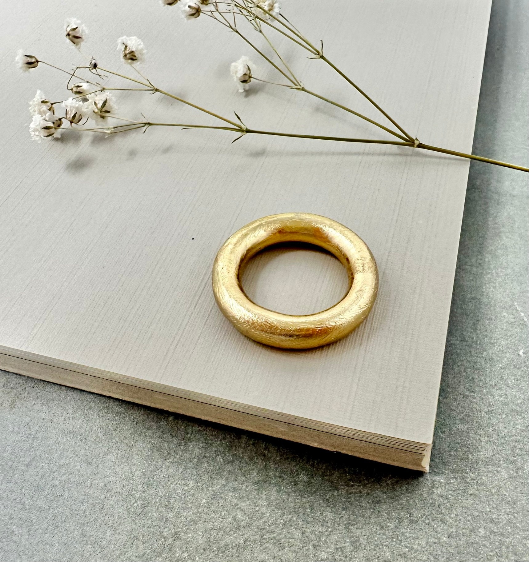 Massiver Gold Stapelring, Unisex Rund Goldband, Großer Runder Goldring Für Männer Oder Frauen, Grober Strukturierter Stapelbarer Ring in Goldplatte von OrlySegal