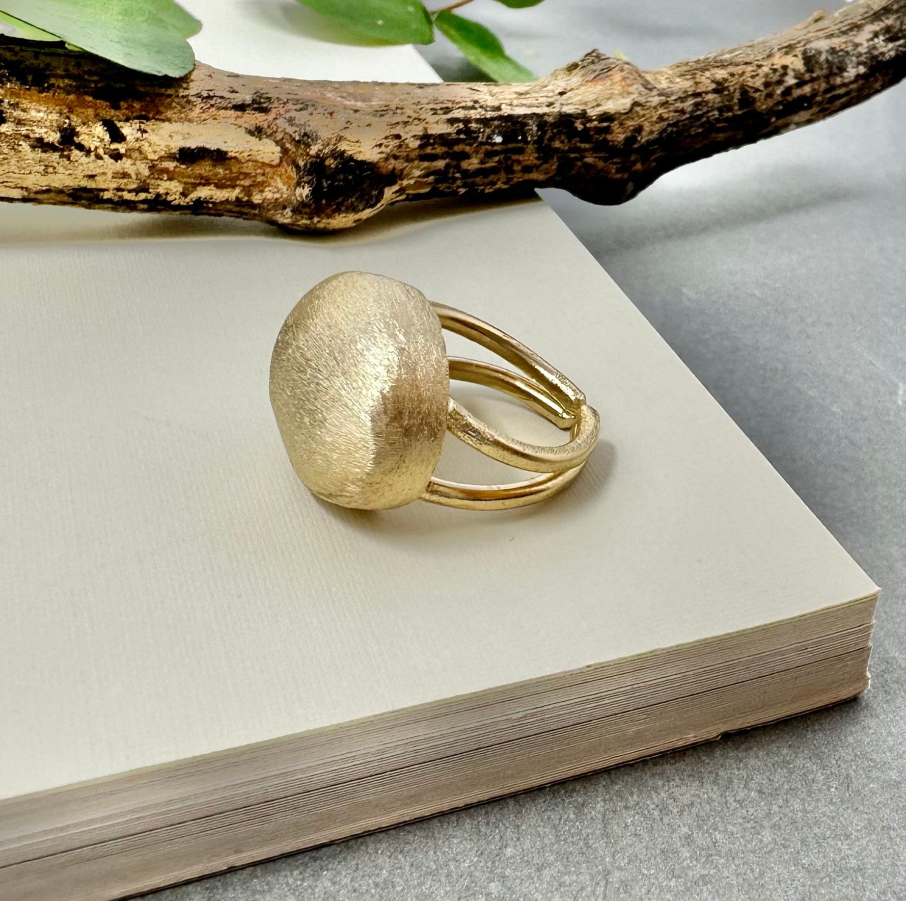 Verstellbarer Statement Gold Nugget Ring, Großer Eleganter Freeform Einzigartiger Handgemachter Ring Für Frauen, Verstellbare Größe Rock von OrlySegal