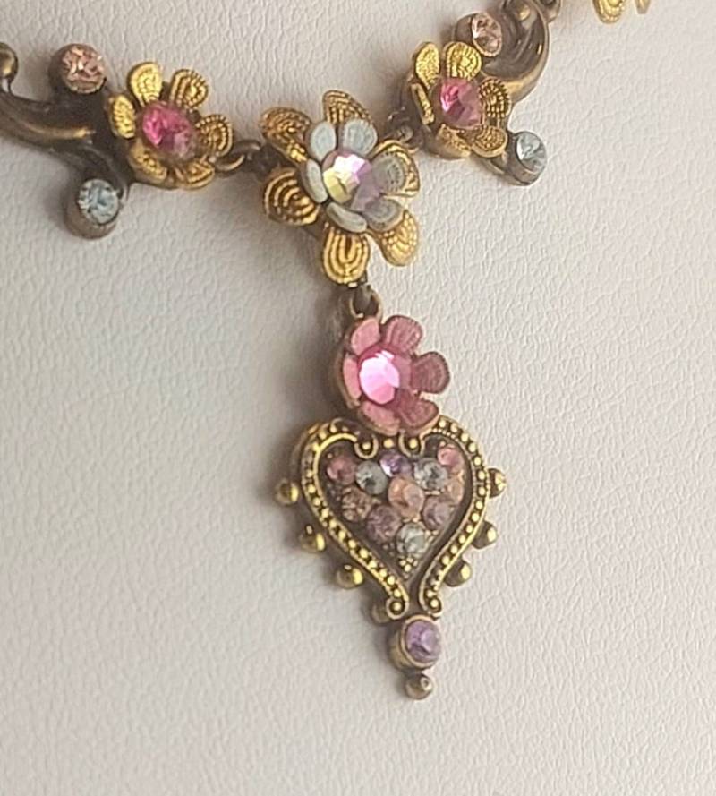 Floral Herz-Halskette Im Regency-stil in Gold Rosa Und Aqua Orly Zeelon - The Royal Antique Herz-Anhänger-Halskette Messy Coquette von OrlyZeelon
