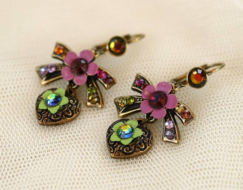 Orly Zeelon Bogen Und Herz Anhänger Ohrringe Messy Kokette von OrlyZeelon