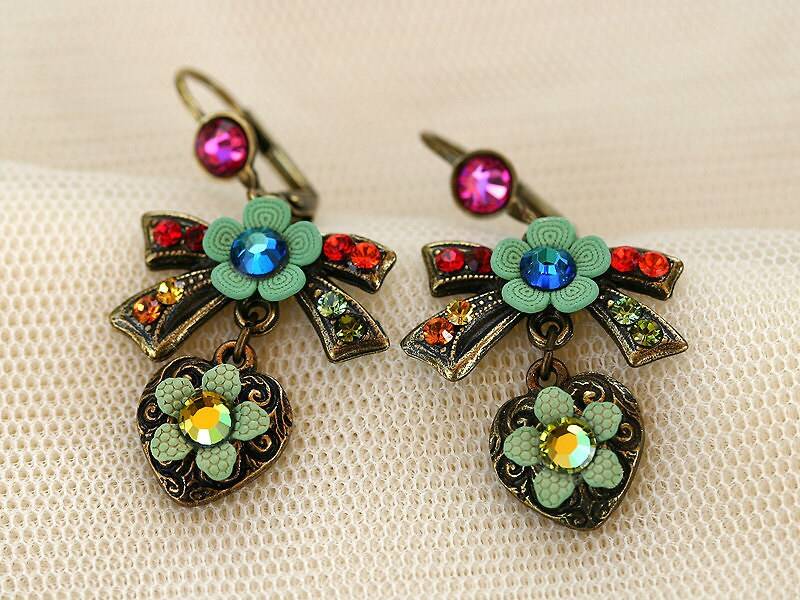 Orly Zeelon Bogen Und Herz Anhänger Ohrringe Messy Kokette von OrlyZeelon