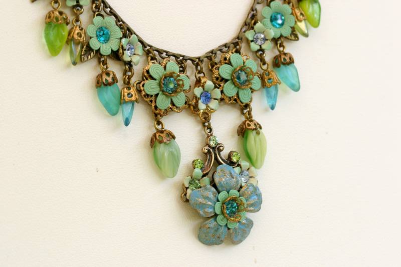 Orly Zeelon Tasseled Floral Halskette - in Blauen Grüntöne Messy Coquette von OrlyZeelon