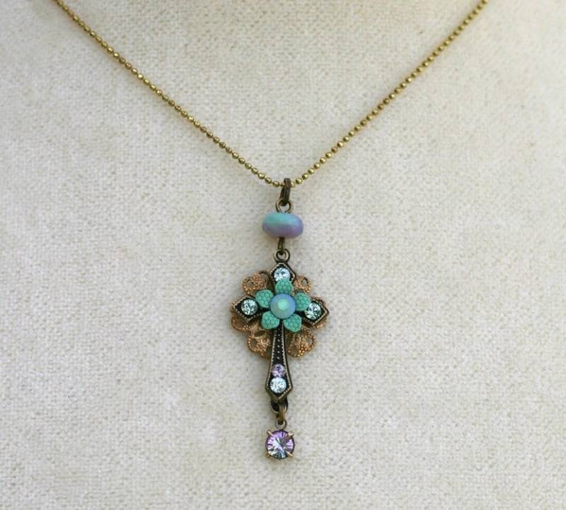 Rosenkranz, Bridgerton, Orly Zeelon Schmuck - Die Filigrane Rosette Kreuz Anhänger Und Kette von OrlyZeelon