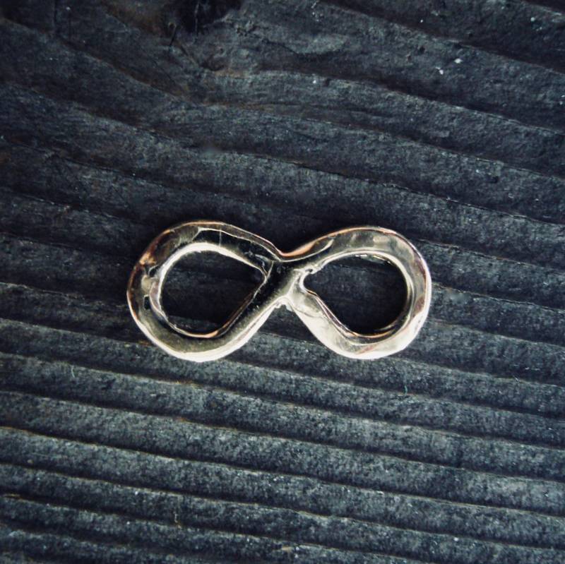 Infinity Amulett. Handgegossen & Fertig, Ethisch Hergestellt/ Hergestellt, Symbol, Ornament, Charm, Infinity-Verschluss, Ornamental Origins Infinity Amulett. Handgegossen & Fertig, Ethisch Hergestellt/ Hergestellt, Symbol, Ornament, Charm, Infinity-Verschluss, Ornamental Origins von OrnamentalOrigins