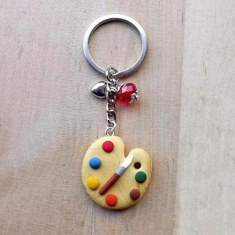 Handgefertigter Schlüsselanhänger Mit Pinsel Und Palette Aus Polymer-Ton | Mit Rotem Kristall, Eine Geschenkidee Für Künstler, Maler Kunstliebhaber Handgefertigter Schlüsselanhänger Mit Pinsel Und Palette Aus Polymer-Ton | Mit Rotem Kristall, Eine Geschenkidee Für Künstler, Maler Kunstliebhaber von OrnellaDiScala