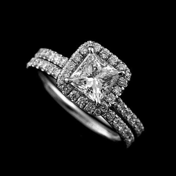 Cut Down Micro Pave Set Diamant Halo Verlobungsring Princess Setting Und Passendem Wedding Band von OroSpot