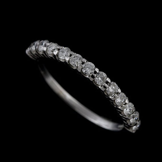 Diamant-Ehering, Geteilter Prong-Frauen-Ehering, Halbwegs Stapelndes Goldband, Runde Konfliktfreie Diamanten-Ehering 2.3 Mm von OroSpot