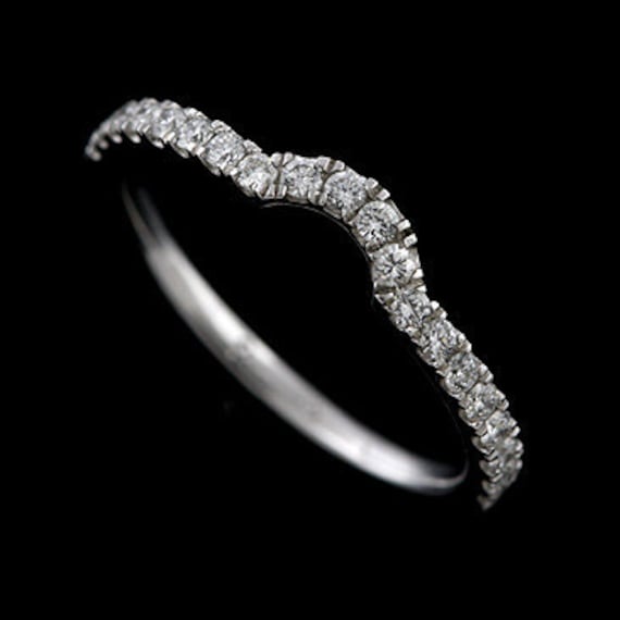 Gebogene Ehering, Hochzeit Band Wickeln, Diamant Kontur Cut Down Pave Gold Platin Band, Konflikt Frei Ehering 1, 8 Mm von OroSpot