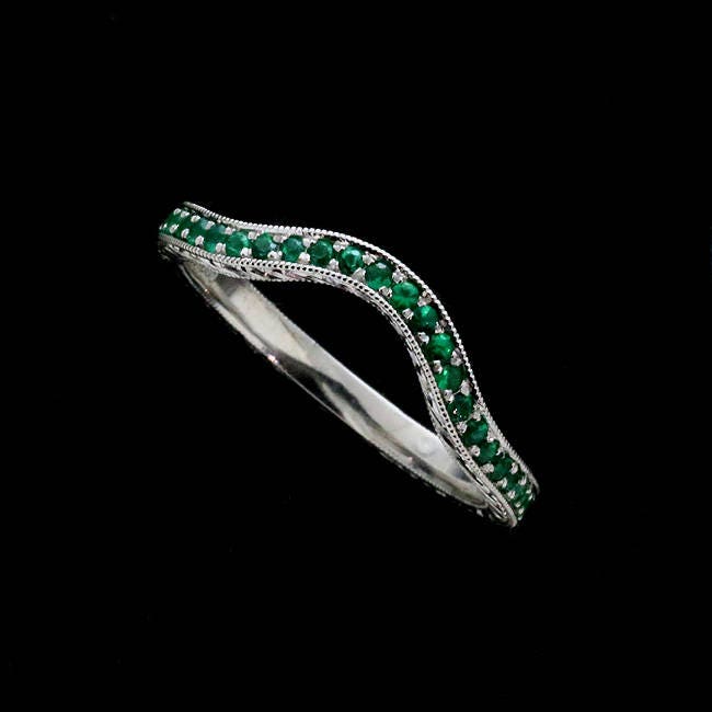 Grüner Smaragd Ehering, Kontur Gravierte Gold Platin Band, Gebogener Edelstein Antike Replika Ehering von OroSpot