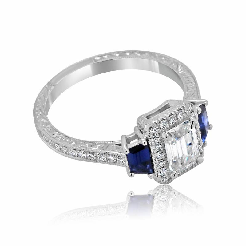 Smaragd Moissanit Ring, Halo Diamant Verlobungsring, Trapezförmiger Saphir Ring Hand Graviert Step Cut von OroSpot