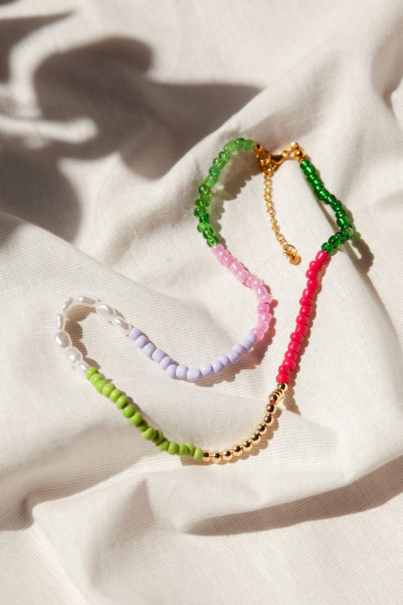 Handgemachte Perlenkette Mit Unterschiedlichen Perlen | Rocaille |Süßwasserperlen Weiß Gold Bunt Unikat Pink Grün Halskette von OrodiDesign