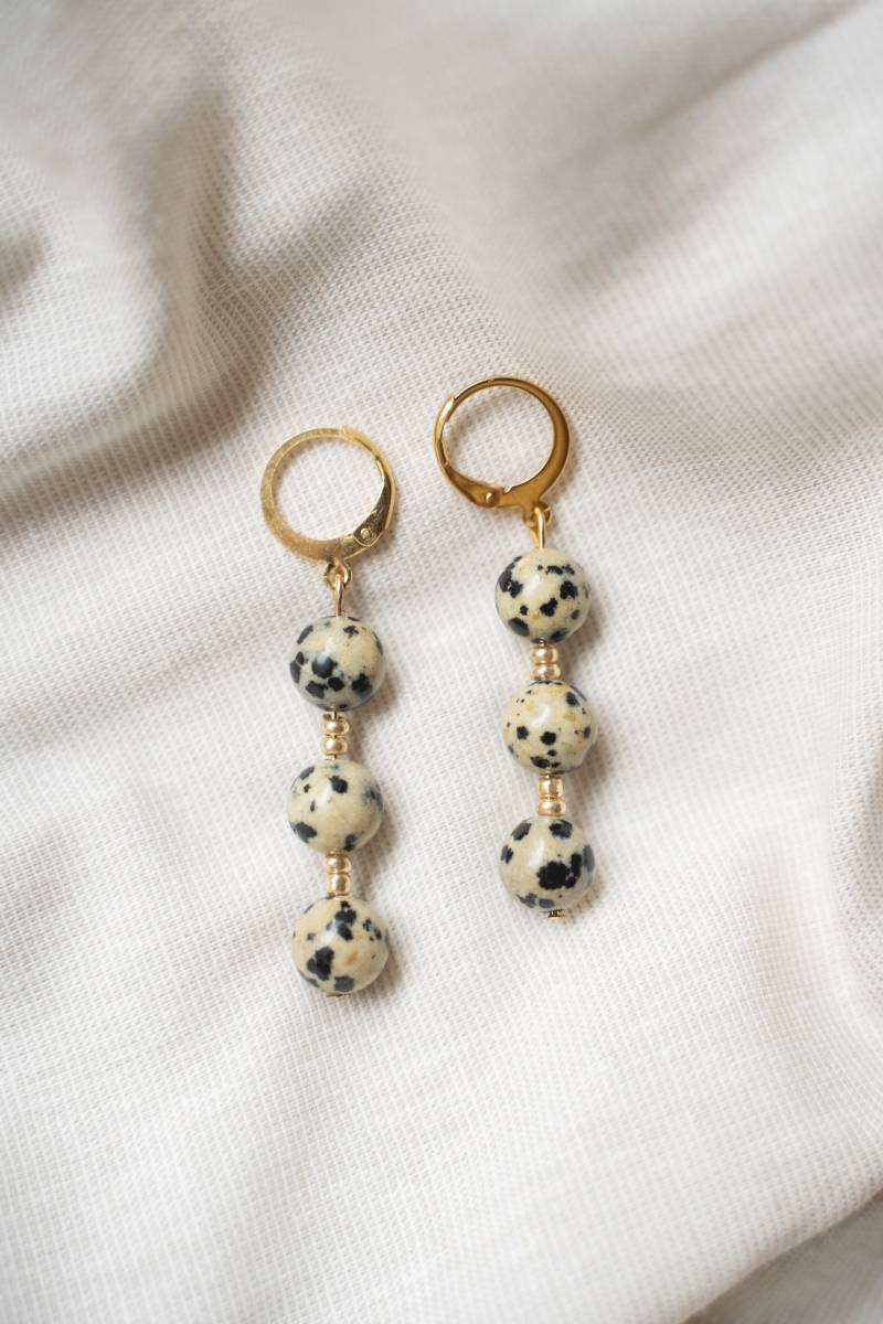 Ohrringe | Perlen Edelstein Dalmatiner Jaspis Naturstein Schmuck Gold Hängeohrringe Minimalistisch von OrodiDesign
