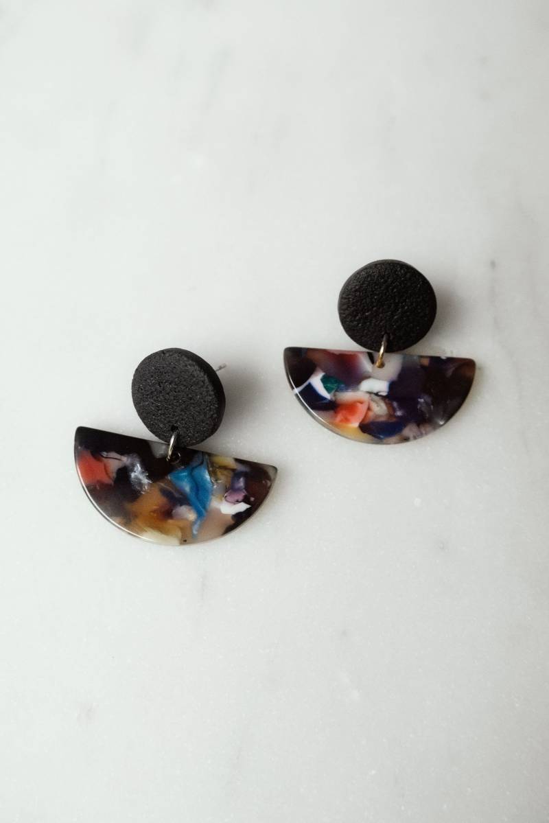 Ohrringe | Statementohrringe Unikat Acetat Bunt Schwarz Gold Muster Statement Ohrstecker Halbkreis von OrodiDesign