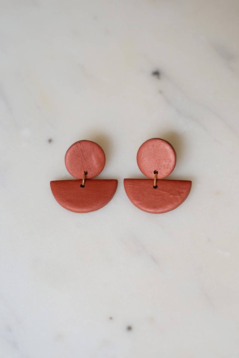 Polymer Clay Ohrringe | Ohrstecker Halbkreis Unikat Geometrisch Statementohrringe Kupfer Orange Metallic von OrodiDesign