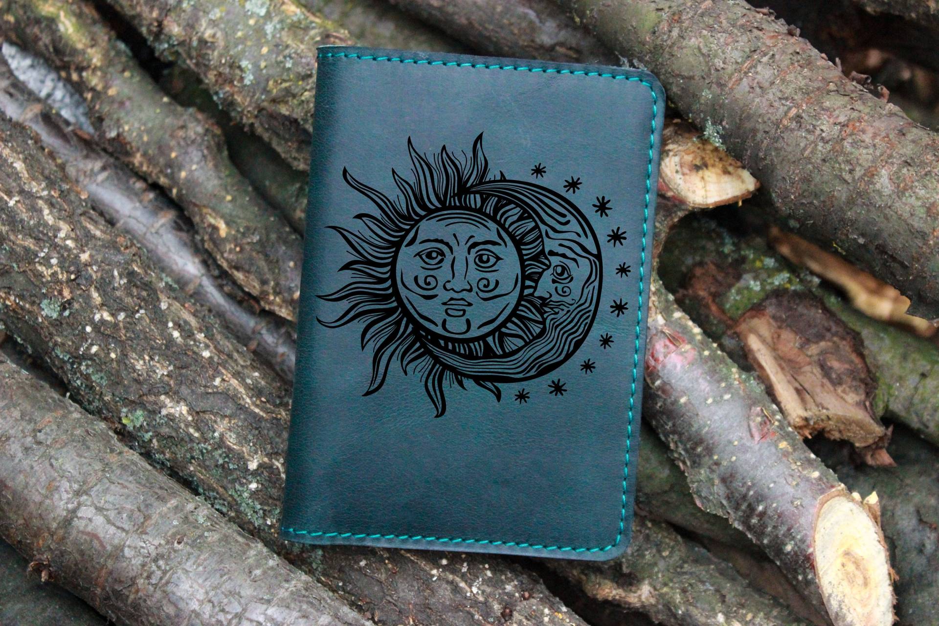 Celectian Sonne Und Mond Passhülle, Reisepass Hülle, Personalisiertes Hülle Geschenk, Vater Geschenk 2021, Traveler Gift, Wallet von OrtegaGoods