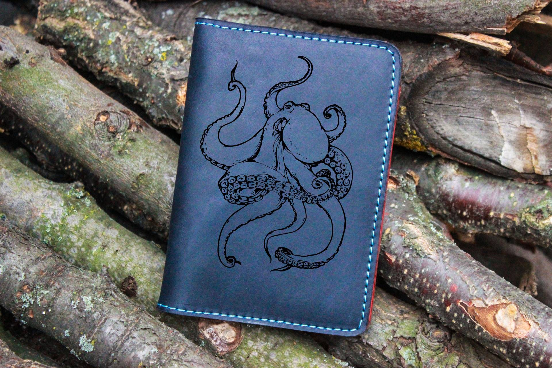 Hülle Mit Tentakeln Lila Oktopus Animal Print Passport Portemonnaie Leder Reisegeschenk Passschutz Reiseetui Dokumentenhalter Ozean von OrtegaGoods