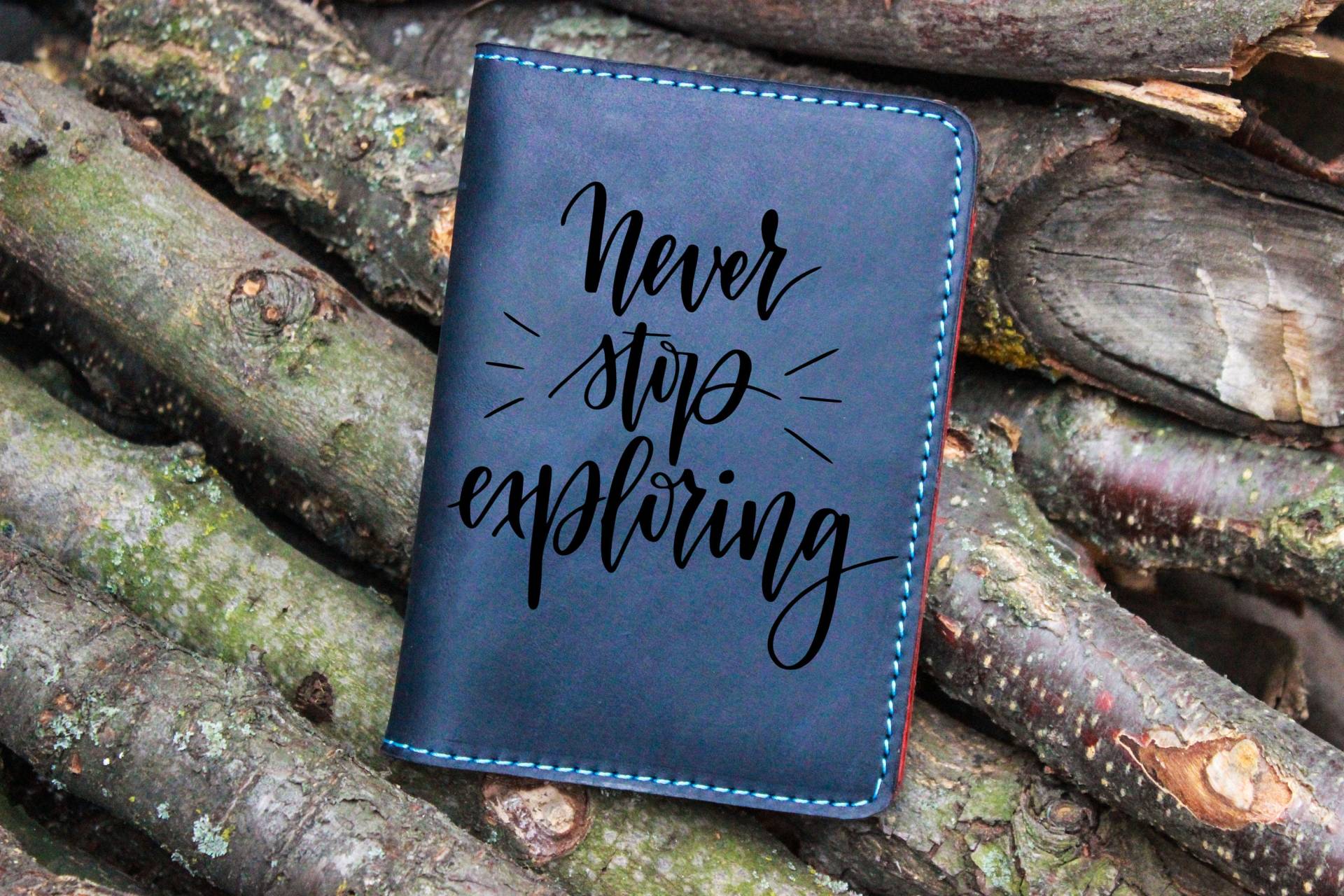 Never Stop Exploring Passport Portemonnaie, Vintage Weltkarte Leder Wallet, Reisepass Hülle, Halter, Personalisiertes Reiseetui von OrtegaGoods