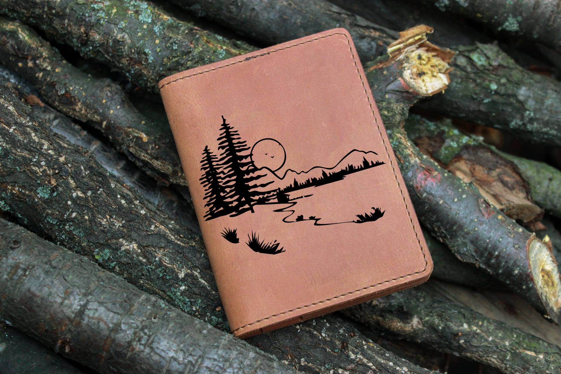 Night Sky Mountain Herren Leder Passport Portemonnaie/Reisepasshülle/Reisepasshülle/Personalisierte Etuihülle/Reiseaccessoires/Geschenke Für Reisende von OrtegaGoods