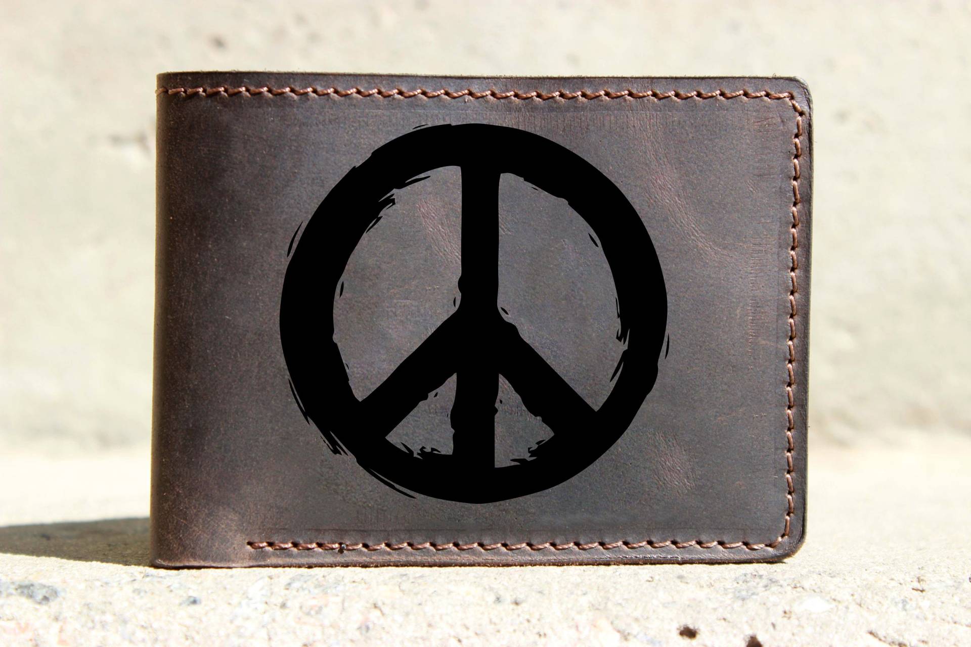 Peace Leder Herren Portemonnaie, Geschenk Hippie, Leder Zweifach, Personalisiertes Portemonnaie, Top Grain Leder, Bifold Wallet, Handgemachte von OrtegaGoods