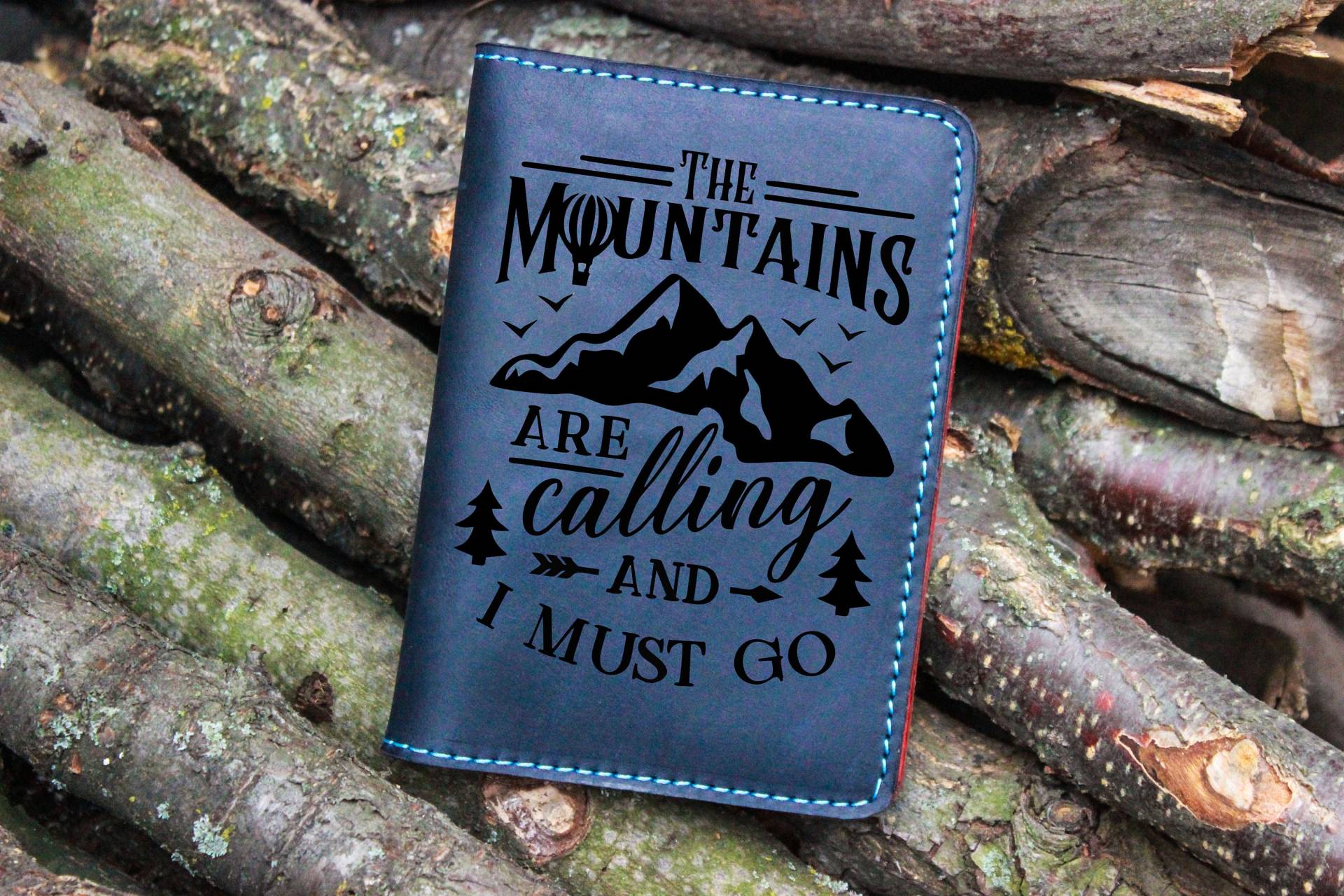 Reisepass Portemonnaie, The Mountains Are Calling, Personalisierter Lederpasshalter, Hochzeitsgeschenk, Perfekt Für Reisende von OrtegaGoods