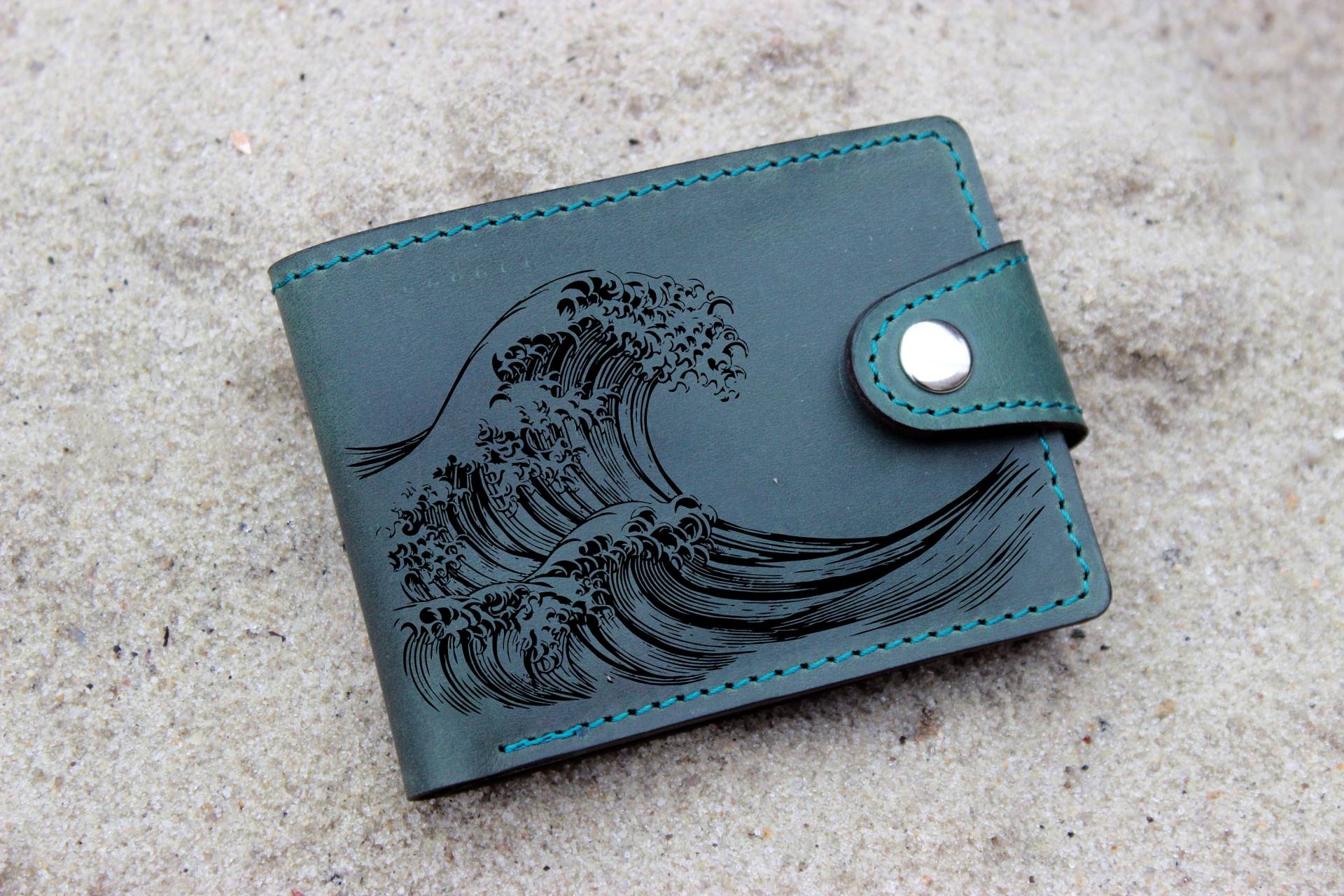 Sea Wolf - Personalisiertes Geschenk, Surfer Portemonnaie, Ozean Zweifach Portemonnaie Mit Personalisierung, Wellen Gravur Brieftasche, Trauzeugen von OrtegaGoods